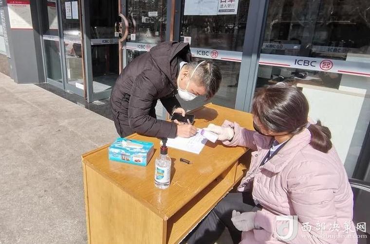 在天惠亿家等购物超市,随着人流量的逐步增多,虽然市民佩戴口罩购物