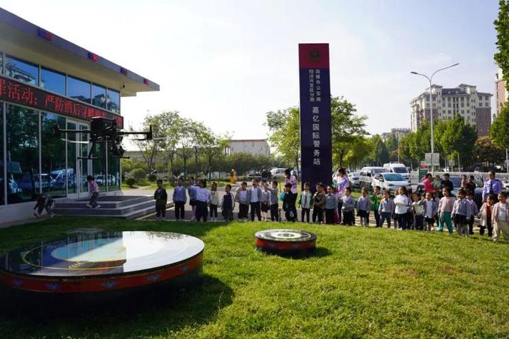 "经开区公安分局嘉亿国际警务站迎来了嘉亿国际幼儿园的30余名师生,"